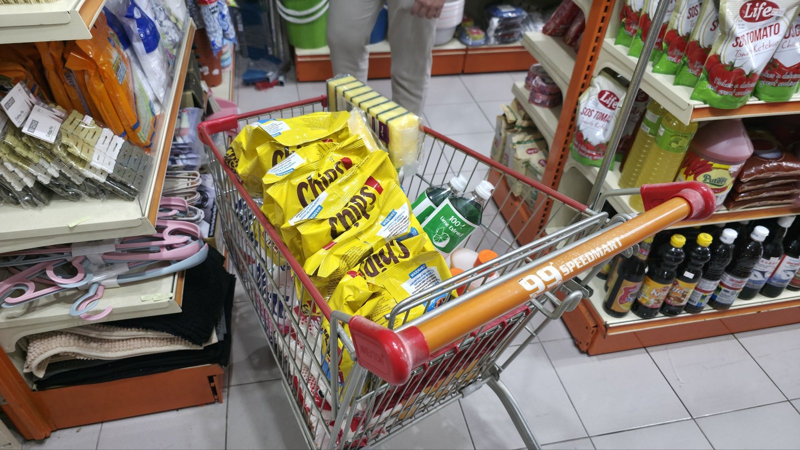 采购中的食品与日用品。